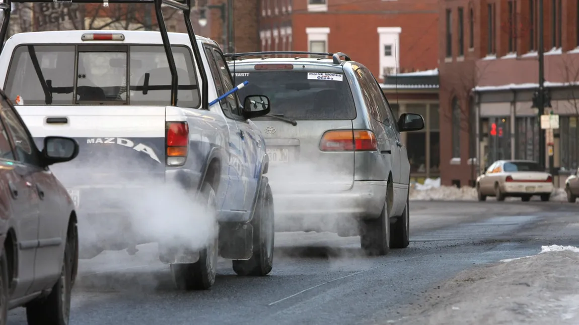 Trucuri ca să economiseşti combustibil, când eşti cu maşina în trafic. Consumul poate scădea cu până la 30%