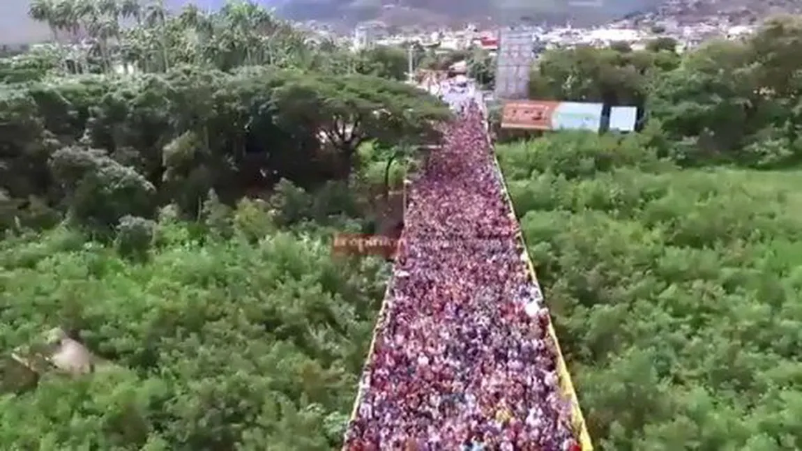 Imagini incredibile în Venezuela, mii de oameni s-au înghesuit să treacă graniţa pe un pod, spre Columbia