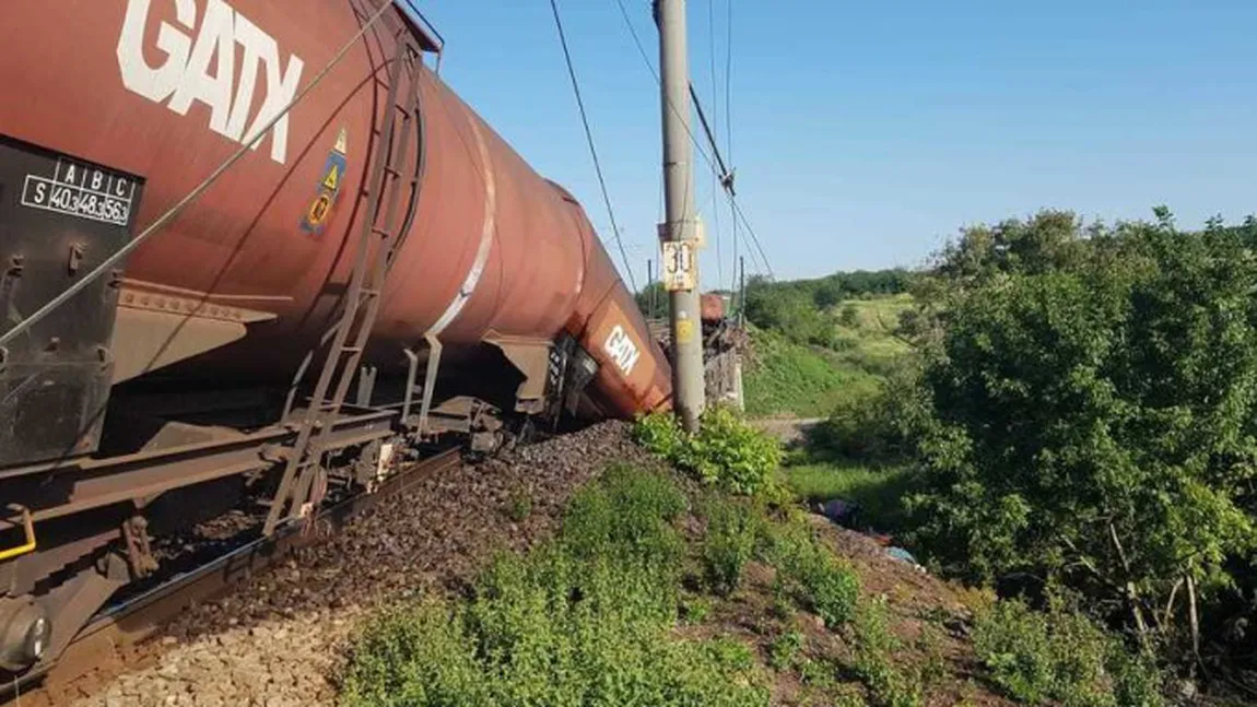Circulaţia de pe Viaductul Cârcea, închisă după ce mai multe vagoane ale unui tren de marfă au căzut în râpă, a fost redeschisă