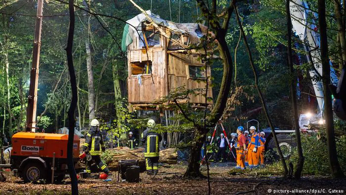 Nouă răniţi după evacuarea unor ecologişti din Pădurea Hambach din Germania