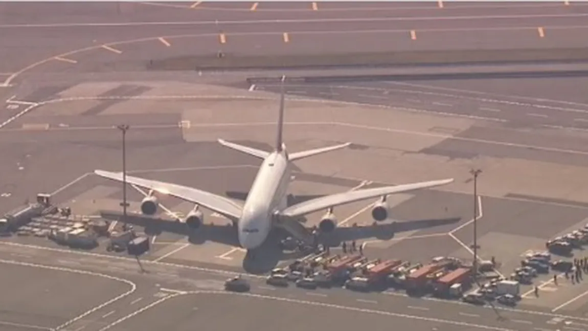 Avion pus sub CARANTINĂ pe aeroportul JFK din New York după ce mai mulţi pasageri s-au simţit rău