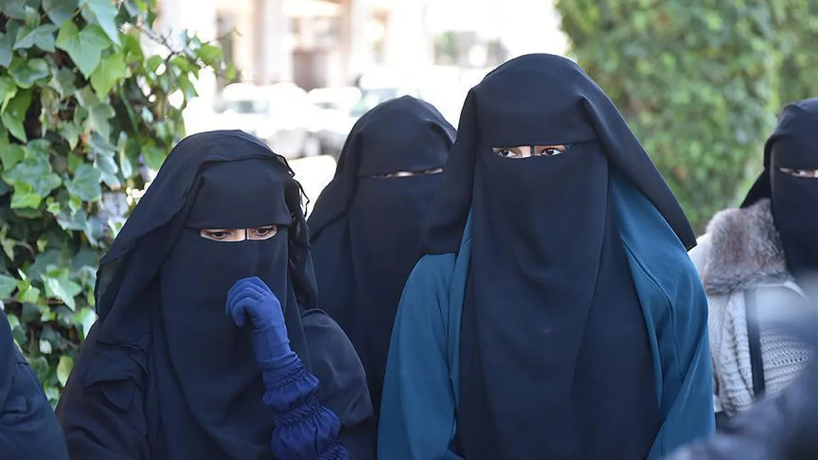 Scene halucinante, bătaie pe stradă între cinci femei în burqa. Pentru a lovi mai bine şi-au aruncat copiii din braţe VIDEO