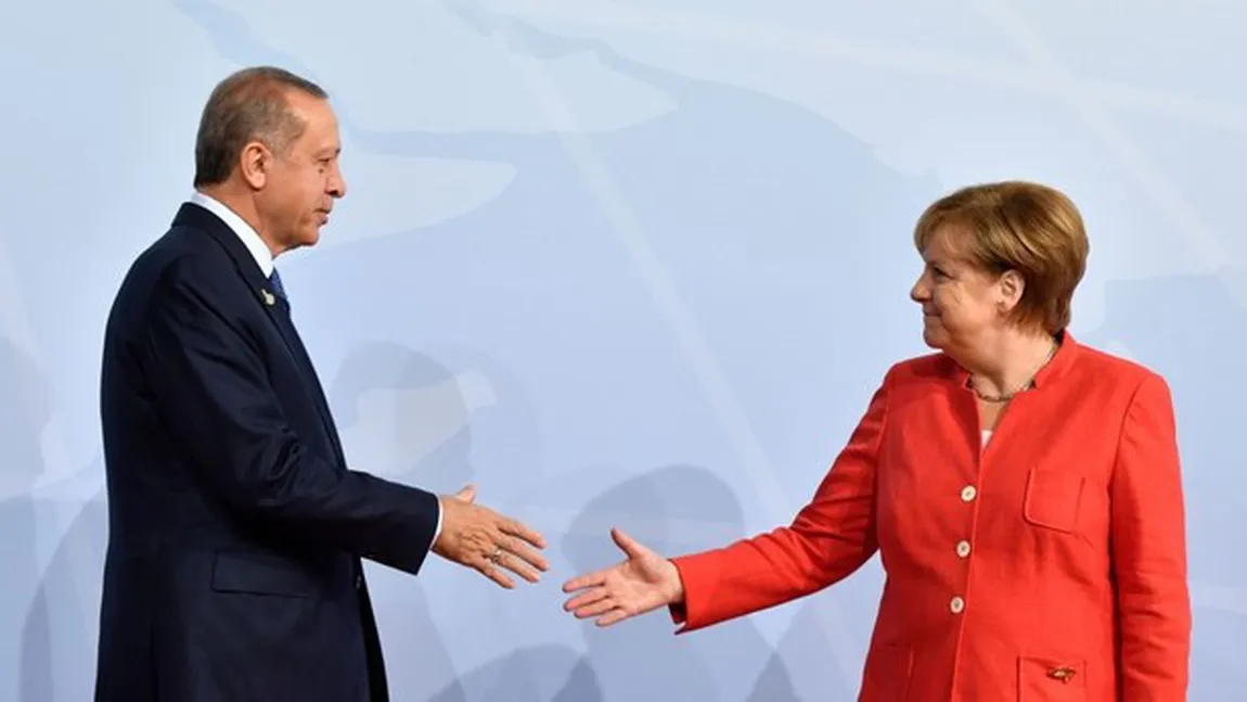 Erdogan, primit cu onoruri militare la Berlin, dar şi cu proteste