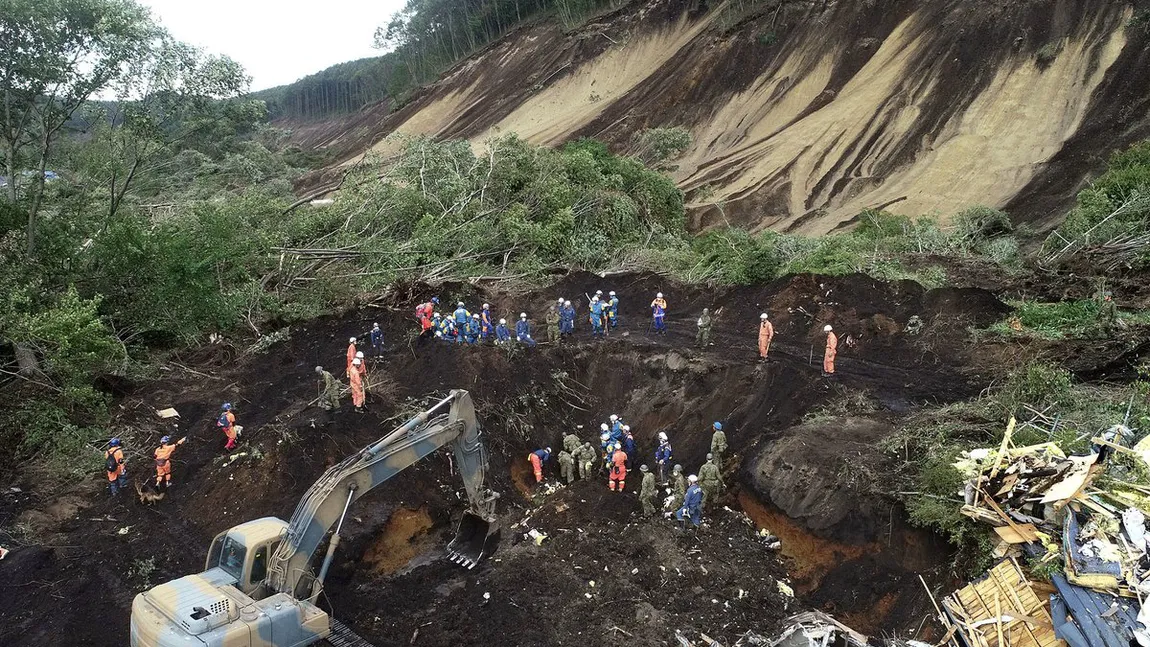 Cutremurul din Japonia, ultimul bilanţ. 35 de morţi şi peste 600 de răniţi, majoritatea sunt victime ale alunecărilor de teren