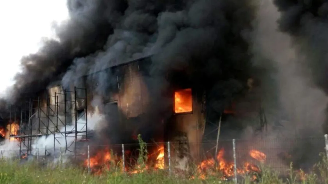 Incendiu devasator în Tunari, Ilfov. Flăcări uriaşe au cuprins două vile