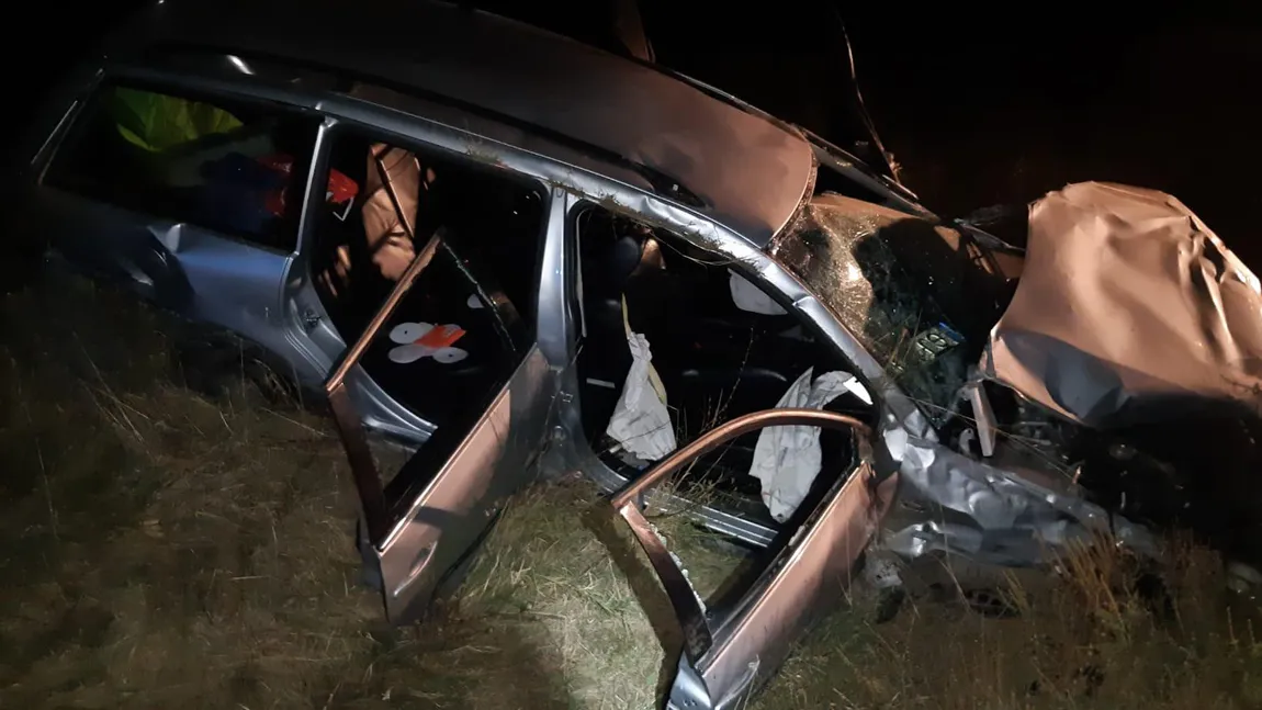 Poliţist rănit grav după ce maşina pe care o conducea a lovit un copac, apoi s-a răsturnat