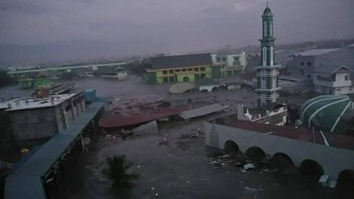 Imagini cu tsunami devastator care a lovit Indonezia după cutremurul de 7,5 VIDEO