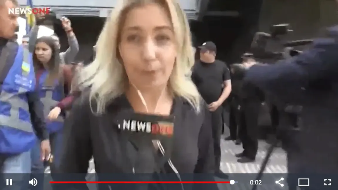 Jurnalistă bătută cu ouă şi cu pumnii, la un protest în Ucraina, în timp ce transmitea Live