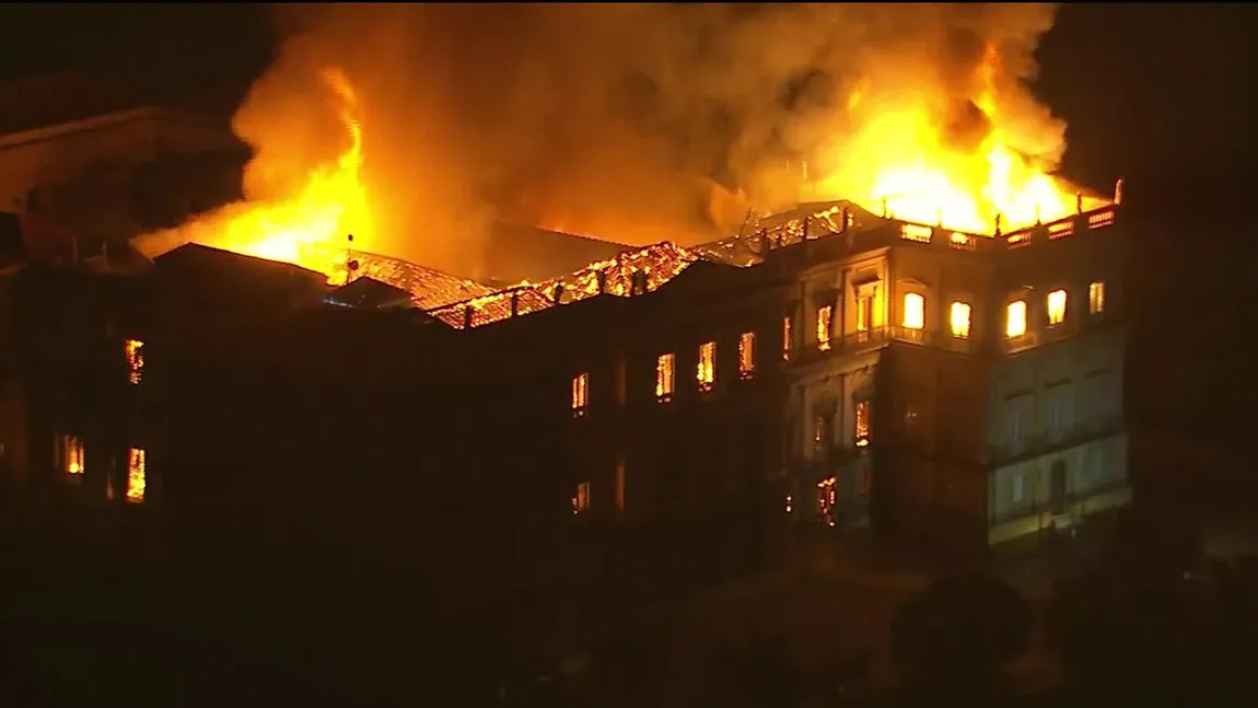Unul dintre cele mai mari muzee ale Braziliei, mistuit de un incendiu. 200 de ani de istorie s-au făcut scrum VIDEO
