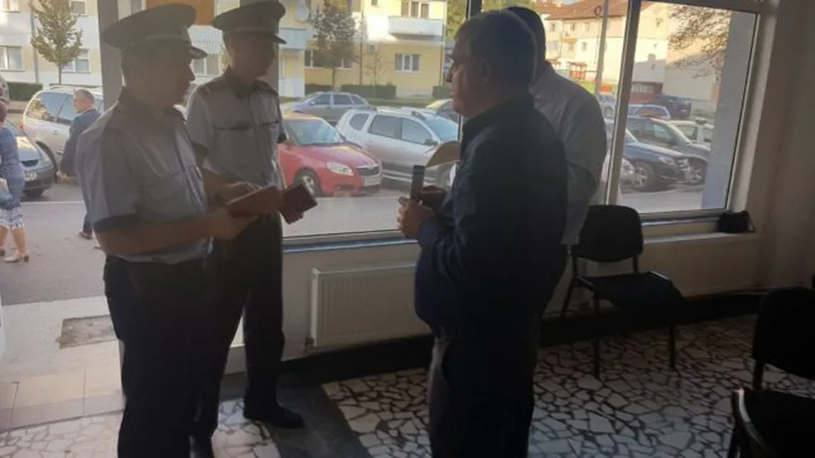 Război în PNL. Doi liberali au fost scoşi cu forţa, de poliţie, de la o şedinţă de partid. Conducerea a sunat la 112