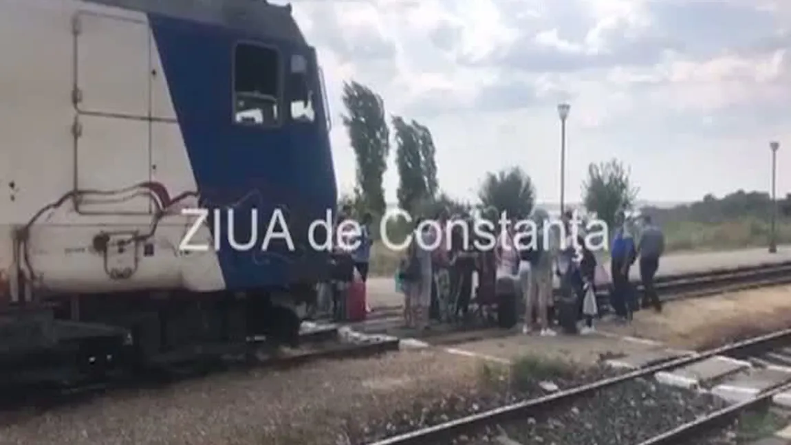 PROTEST spontan în gara din Eforie Nord. Călătorii au format un lanţ uman în faţa unui tren