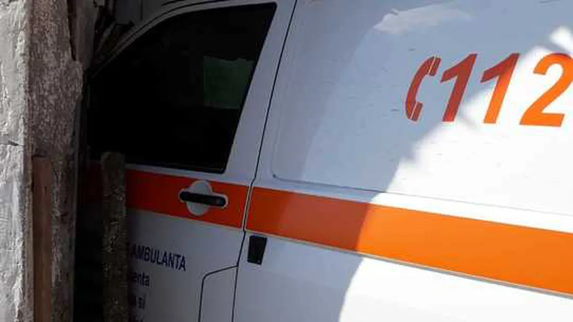 O ambulanţă care mergea la o intervenţie a intrat într-o clădire dezafectată după ce a evitat un TIR