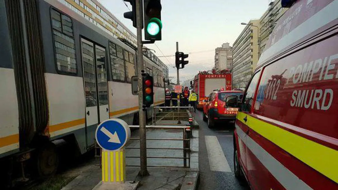 Două tramvaie s-au ciocnit în București. Circulaţia a fost blocată pe linile 34 şi 10