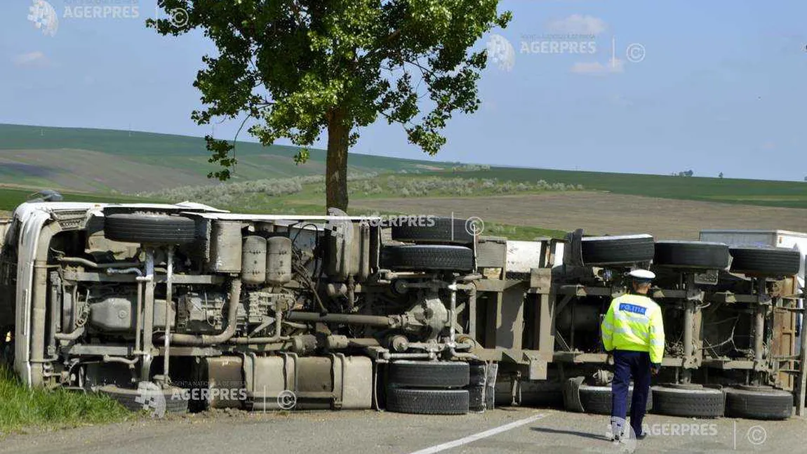 Camion încărcat cu butelii cu butan, răsturnat pe DJ 197