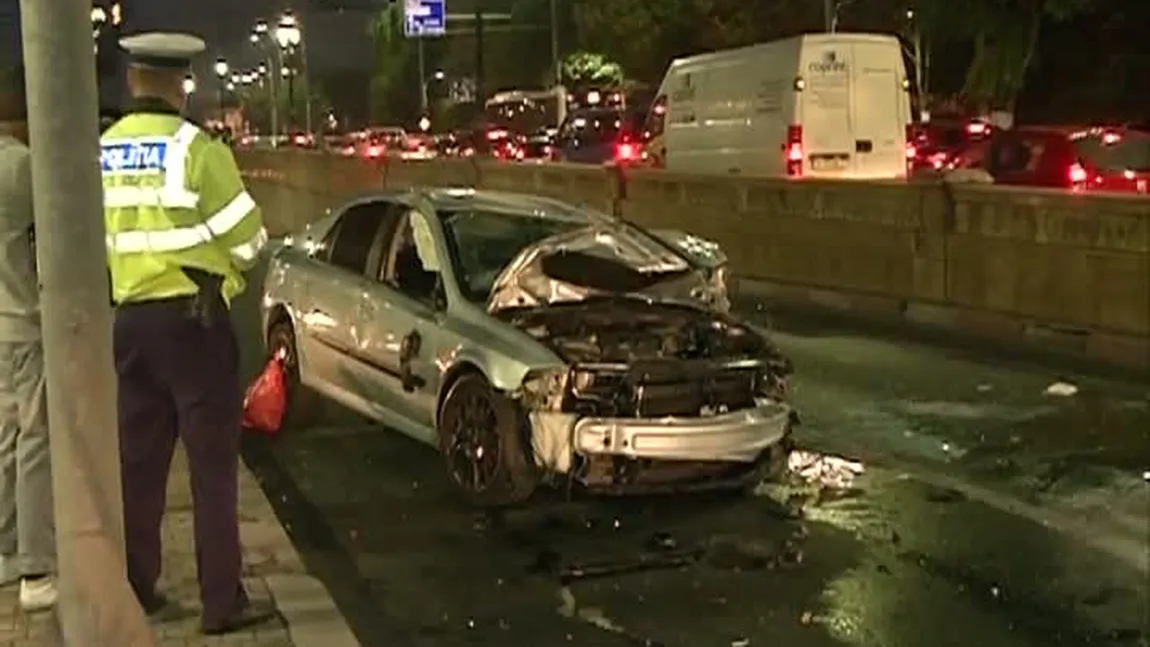 Accident în Pasajul Unirii din Capitală. O maşină s-a răsturnat
