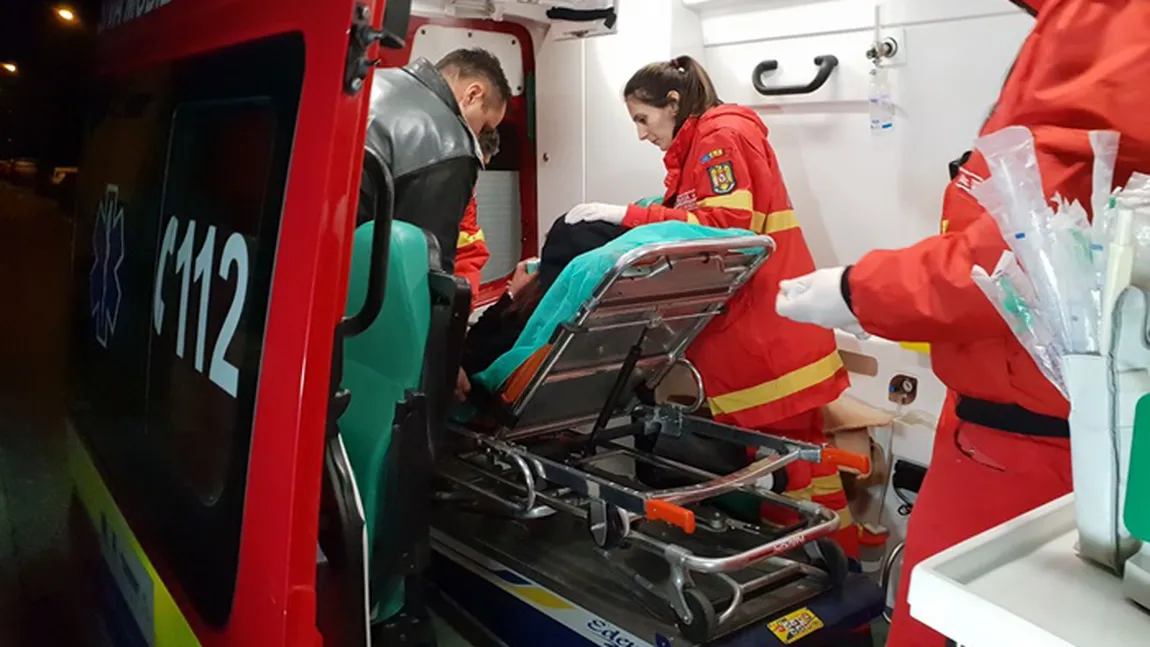 Patru persoane au fost rănite, după ce un autoturism a lovit o ambulanţă