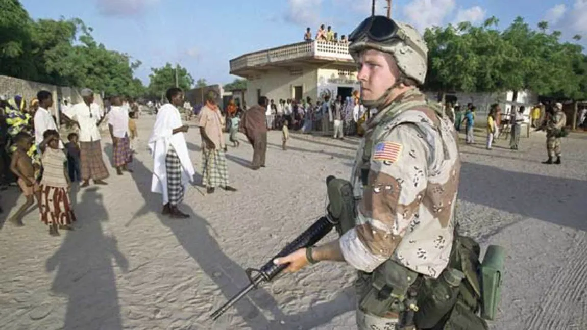 Convoi blindat al forţelor UE, atacat cu bombă
