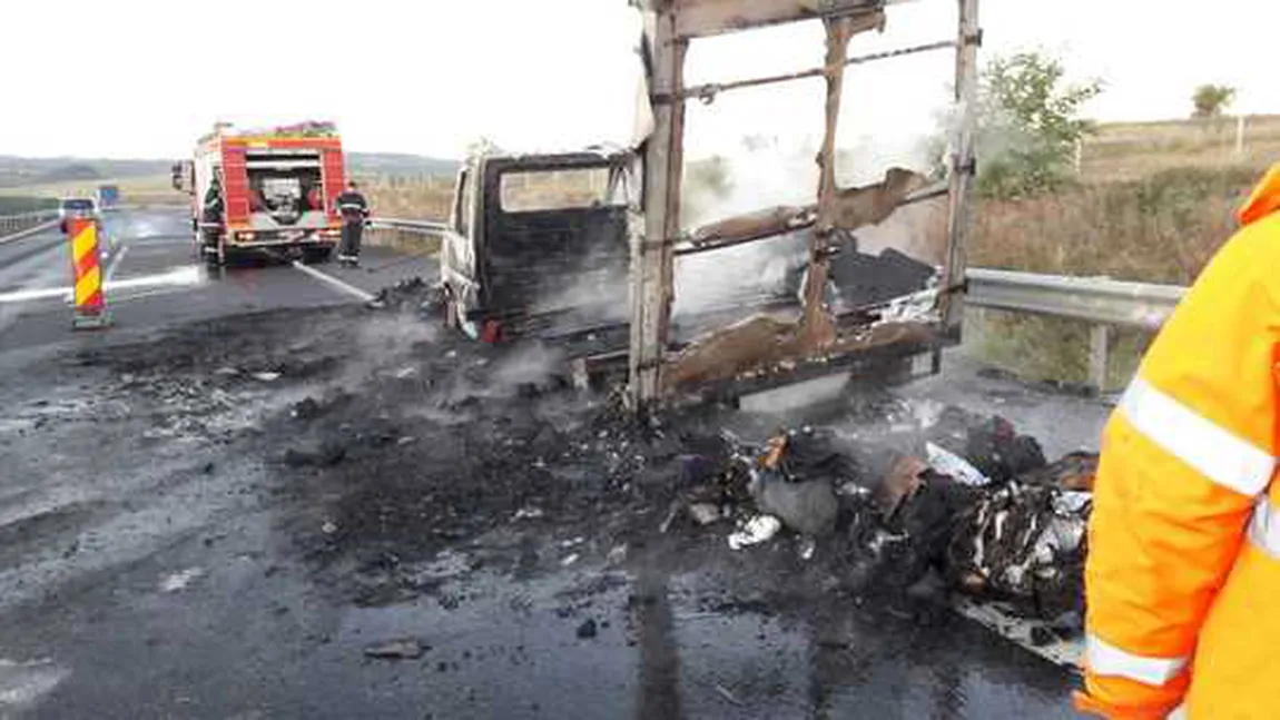Două autovehicule au luat foc pe Autostrada Sibiu-Deva