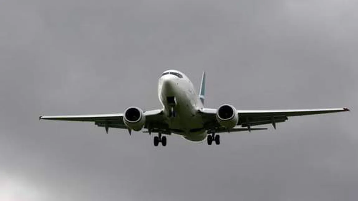 Un avion cu pasageri a lovit un zid al aeroportului la decolare. Fuselajul s-a rupt. 136 de persoane, în pericol FOTO şi VIDEO