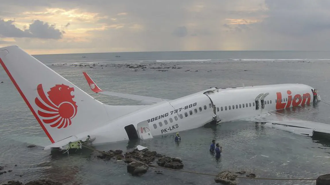 O noua tragedie aviatică: avion low-cost cu 189 de pasageri prăbuşit în mare: 