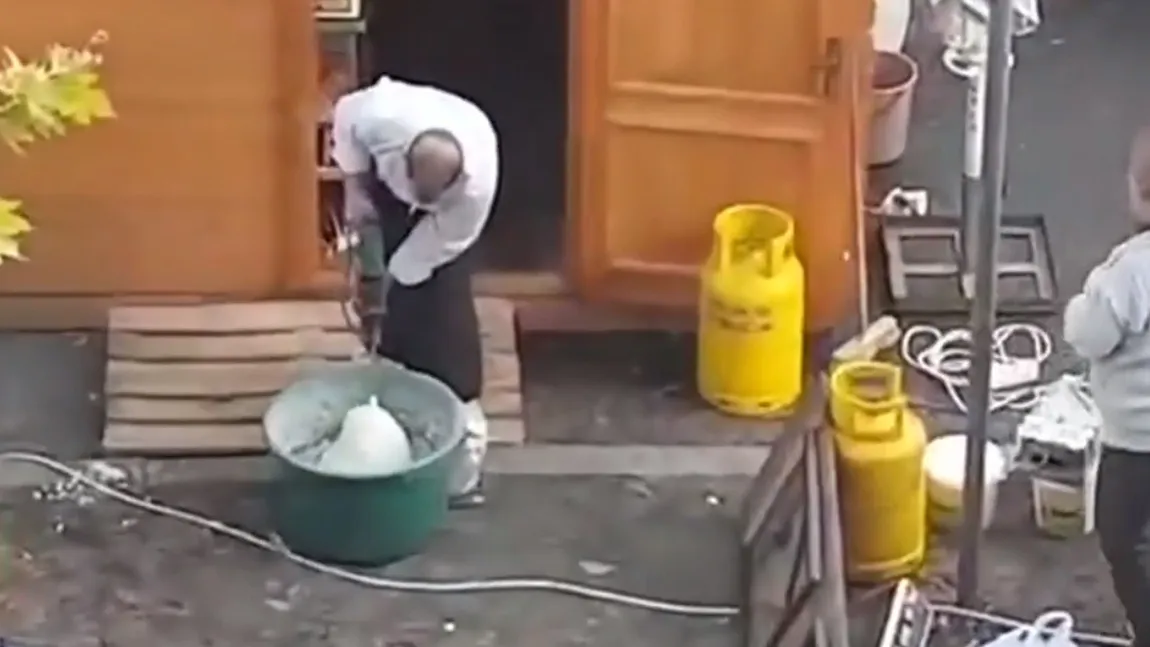 Gogoşi frământate cu bormaşina de şantier printre gunoaie. Un consumator a filmat toată scena VIDEO
