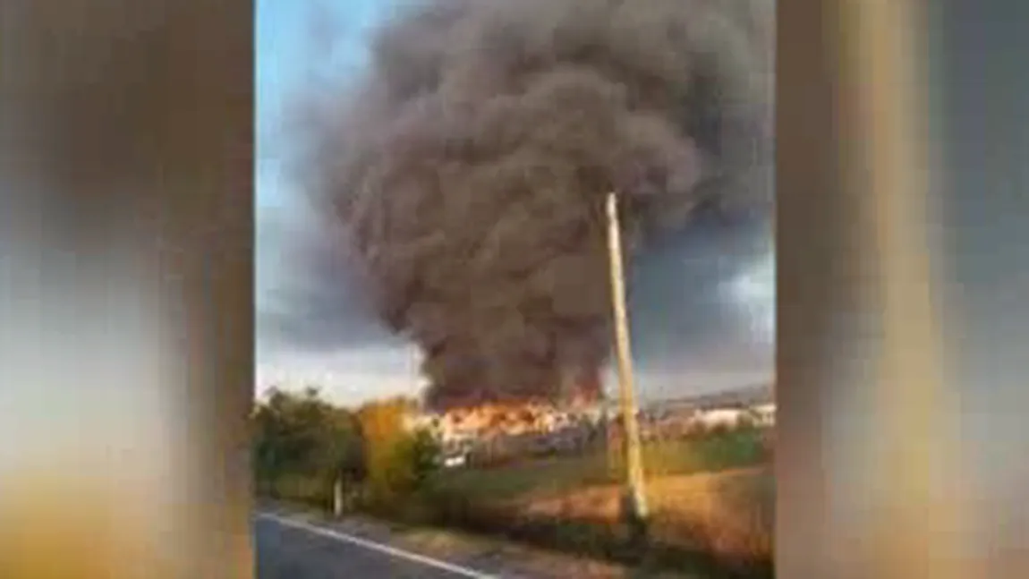 Satu Mare. Incendiu puternic la o hală industrială unde erau depozitate anvelope, fără a exista persoane rănite