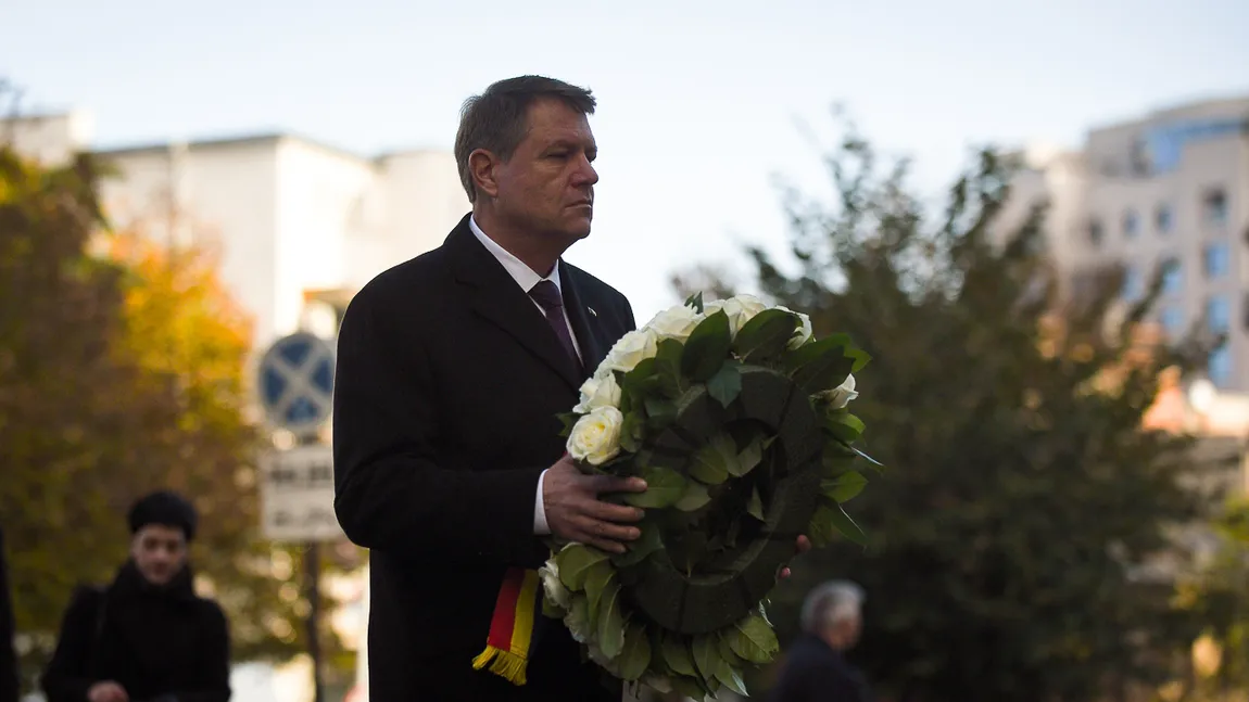 Klaus Iohannis, la Colectiv. Preşedintele a depus o coroană de flori la locul tragediei de acum trei ani