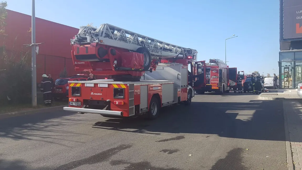 Incendiu la Mobexpert Băneasa. FOCUL a fost STINS, o persoană a AJUNS la SPITAL UPDATE VIDEO
