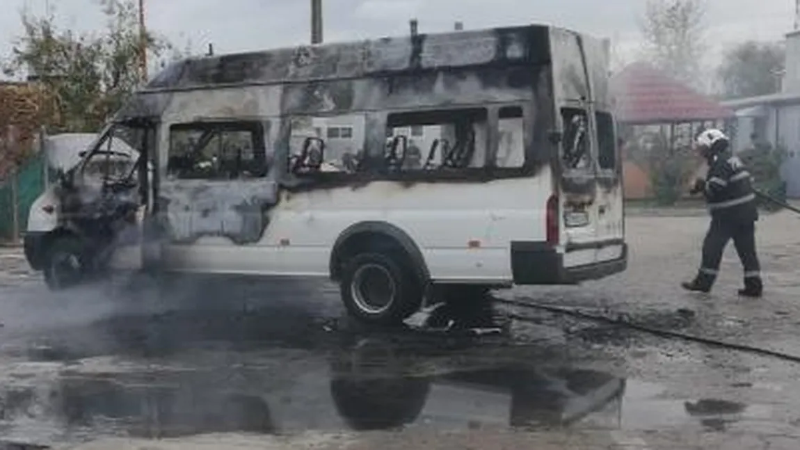 Panică pe o şosea din Olt. Un microbuz plin cu pasageri a luat foc