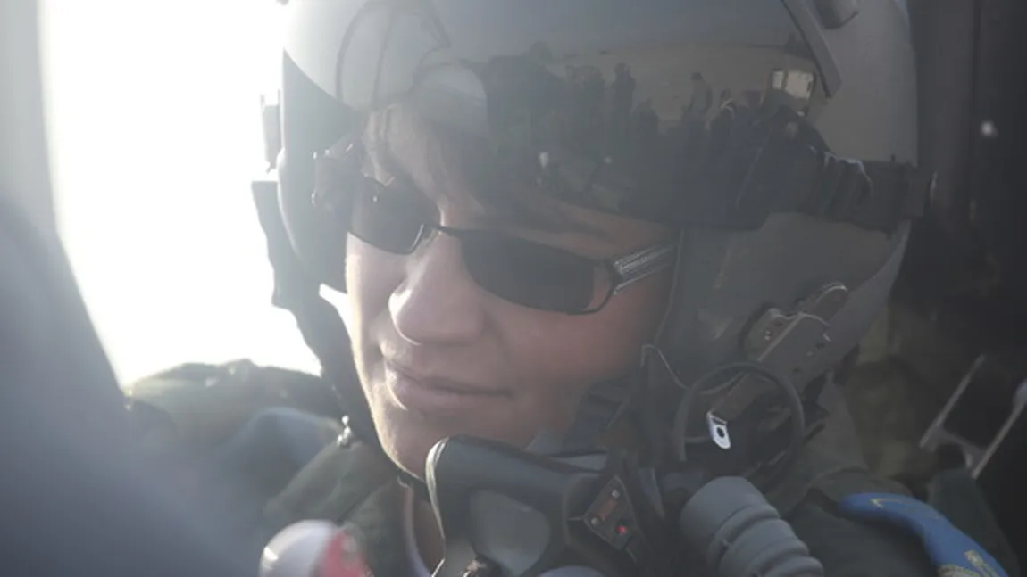 Căpitanul Oana Ardelean a devenit prima femeie-pilot instructor pe un avion cu reacţie din Forţele Aeriene Române