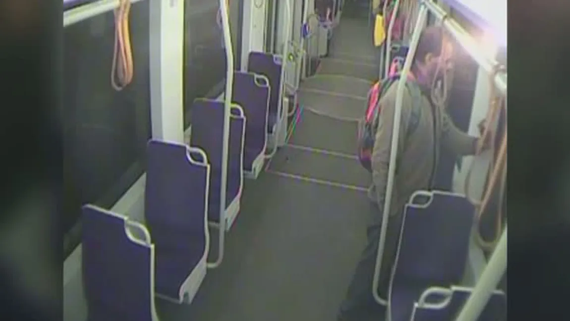Bărbat căutat de poliţie după ce a fost filmat în timp ce vandaliza un tramvai modernizat recent cu jumătate de milion euro
