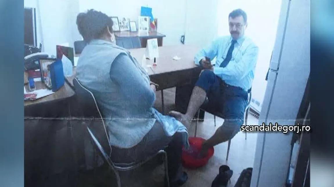 Directorul căruia o femeie de serviciu i-a făcut pedichiura în primăria Târgu Jiu, implicat într-un nou scandal