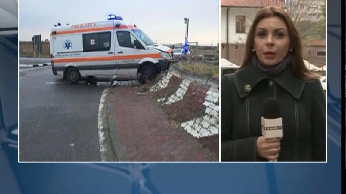 Medic şi pacient răniţi după ce şoferul ambulanţei a intrat într-un sens giratoriu