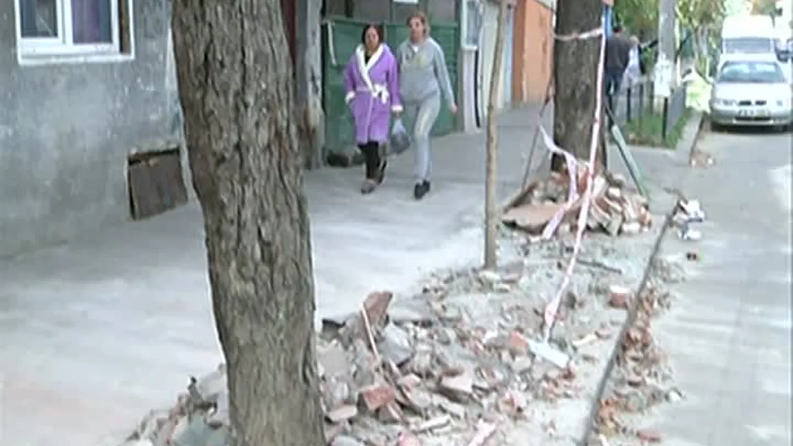 Cutremur cu magnitudinea 5.8, resimţit la Bucureşti. Bucăţi dintr-un balcon şi cărămizi de pe acoperişul unei case, căzute în Capitală