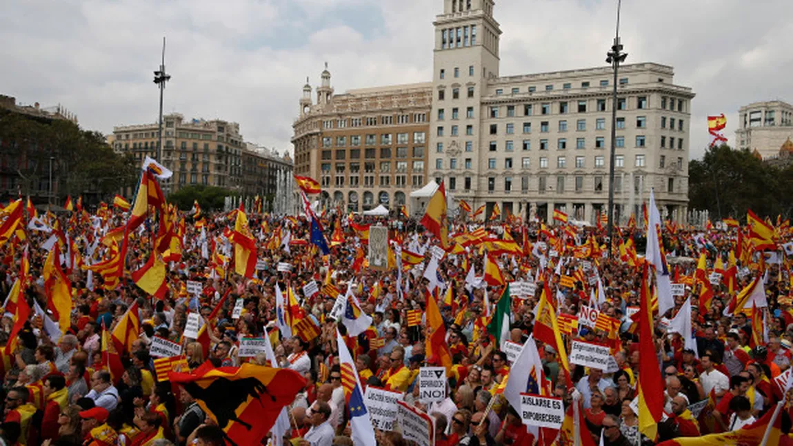 Zeci de mii de persoane au demonstrat cu ocazia Sărbătorii Naţionale a Spaniei. Susţinătorii catalani, dezavuaţi