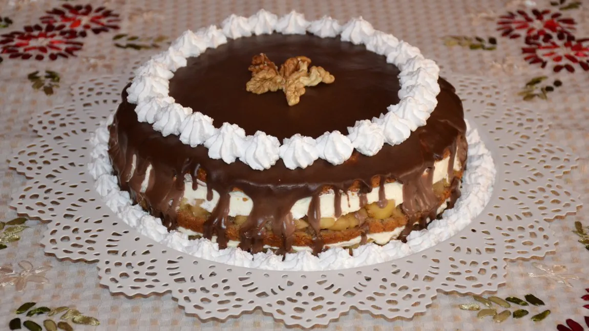 Tort cu mere, nuci şi brânză