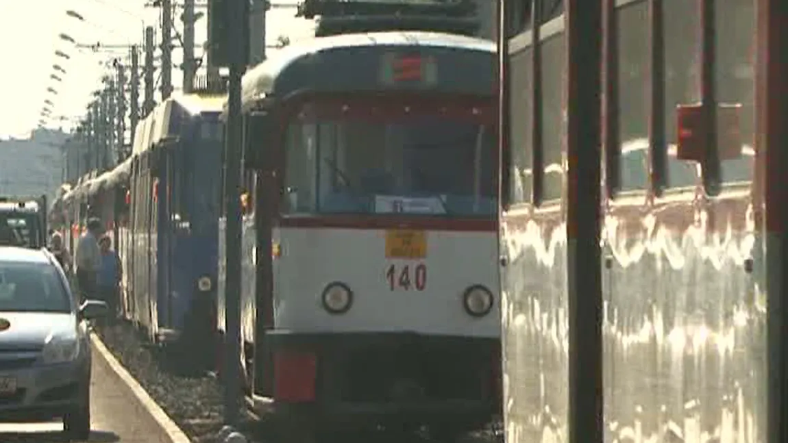 Femeie rănită în tramvai. O lampă de iluminat i-a căzut în cap
