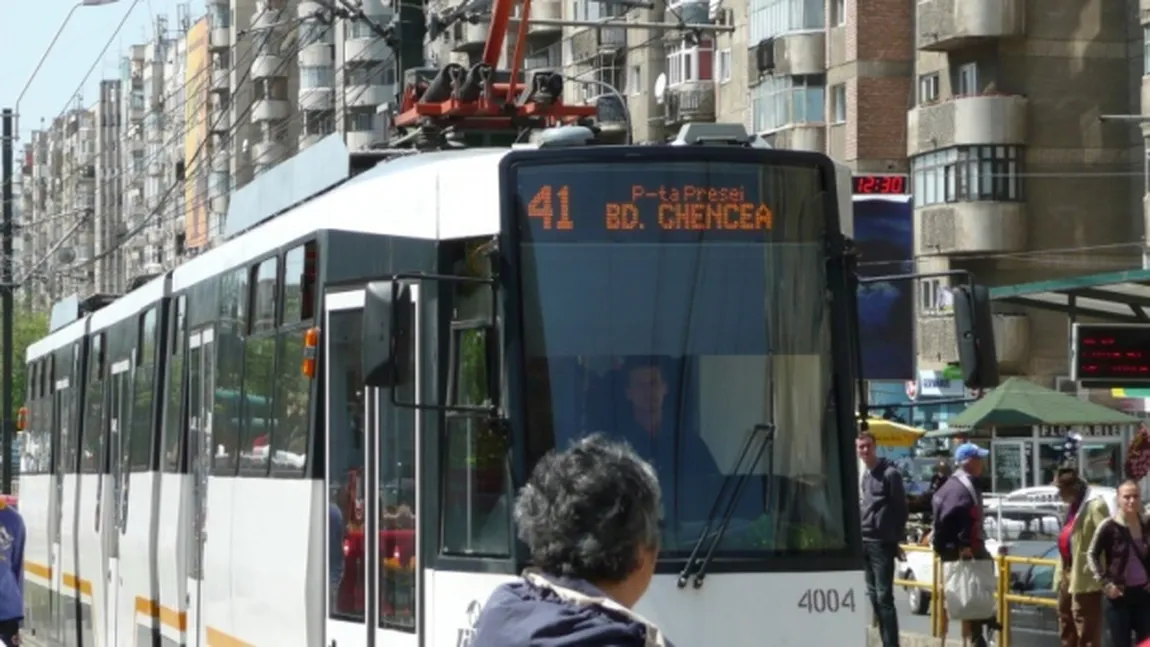 Accident pe linia tramvaiului 41. Un bărbat căzut pe şine a fost lovit la intrarea în staţia Plaza Romania