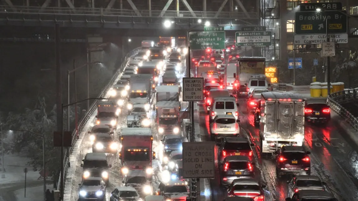 Prima ninsoare în New York din această iarnă a provocat haos în trafic VIDEO