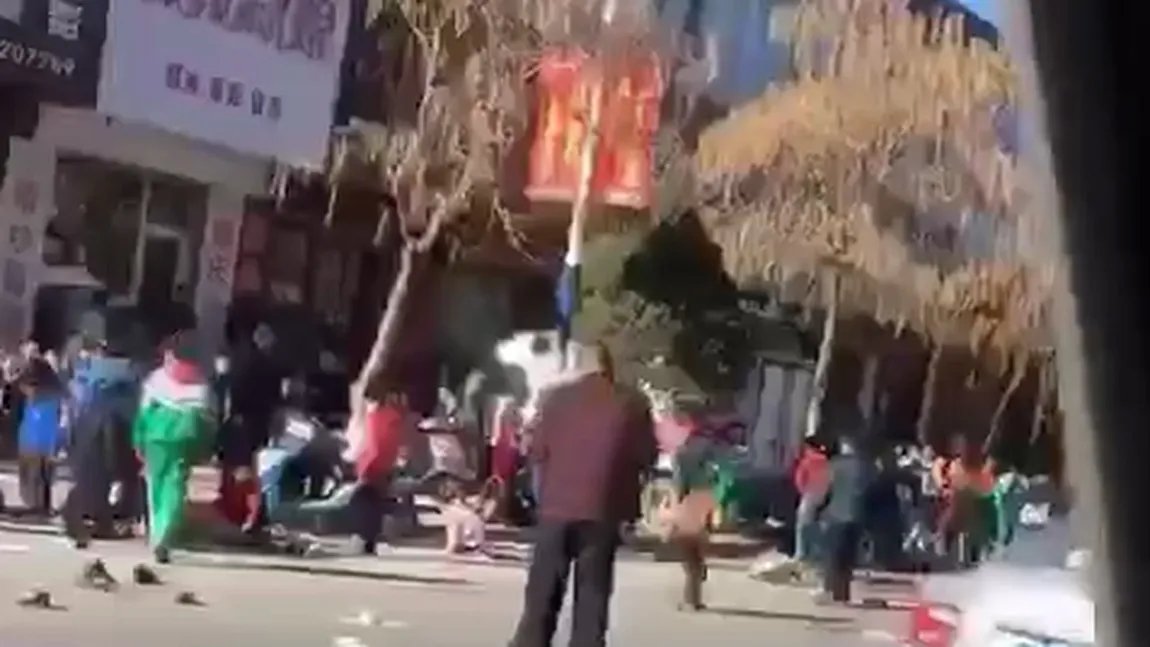 O maşină a intrat într-un grup de copii în China. Sunt cel puţin 5 morţi şi 18 răniţi