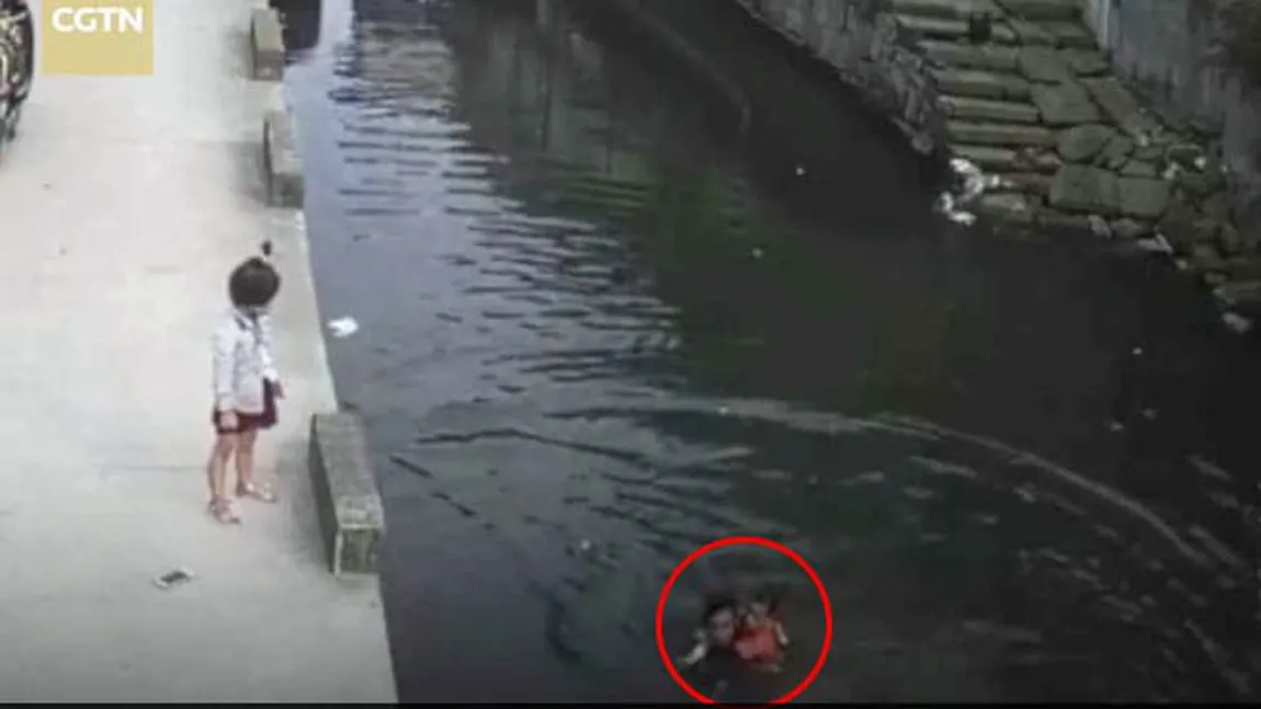 Băiatul care livrează pizza a salvat o fetiţă de la înec. Imagini unice surprinse de camere VIDEO