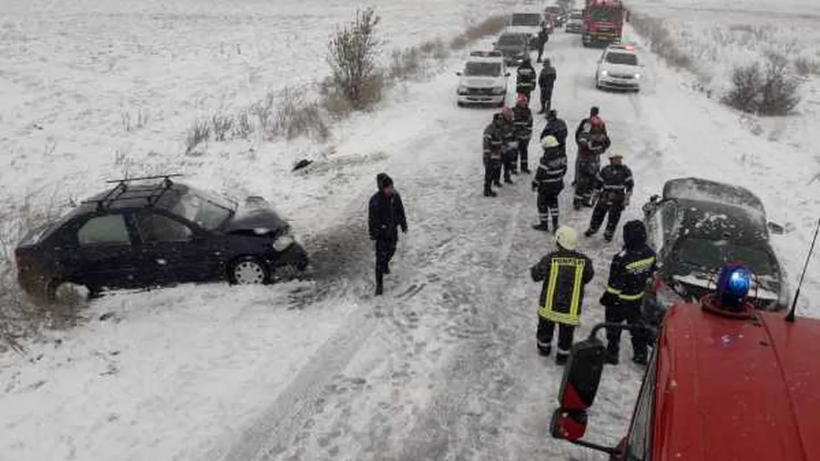 Accidente grave din cauza vremii. 7 persoane rănite în Teleorman. Maşină căzută în lac lângă Bucureşti