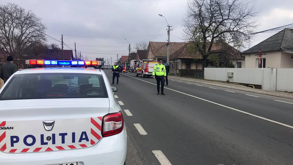 Două TIR-uri şi un microbuz de transport persoane, implicate într-un accident rutier în judeţul Hunedoara