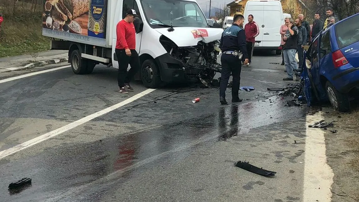 Accident rutier pe Valea Oltului. Trei persoane sunt rănite, iar drumul a fost blocat