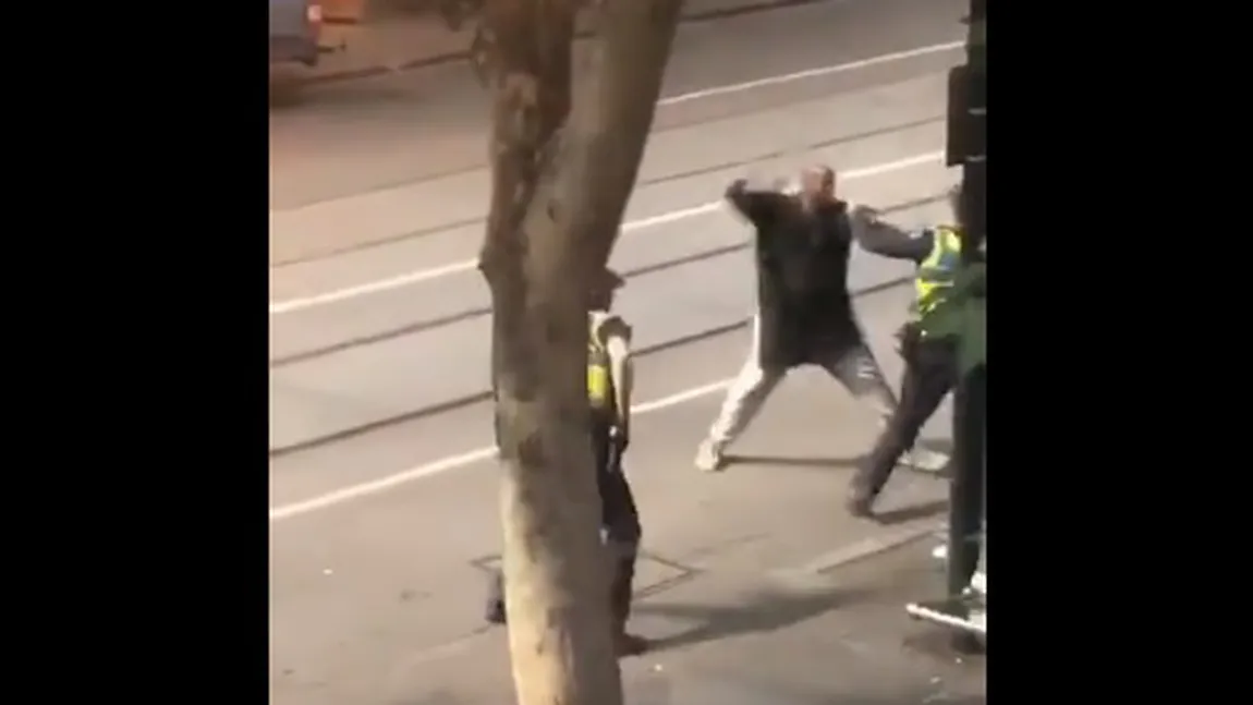 Atac terorist în Melbourne: O persoană a murit, altele sunt rănite după ce au fost înjunghiate. Atacatorul a murit