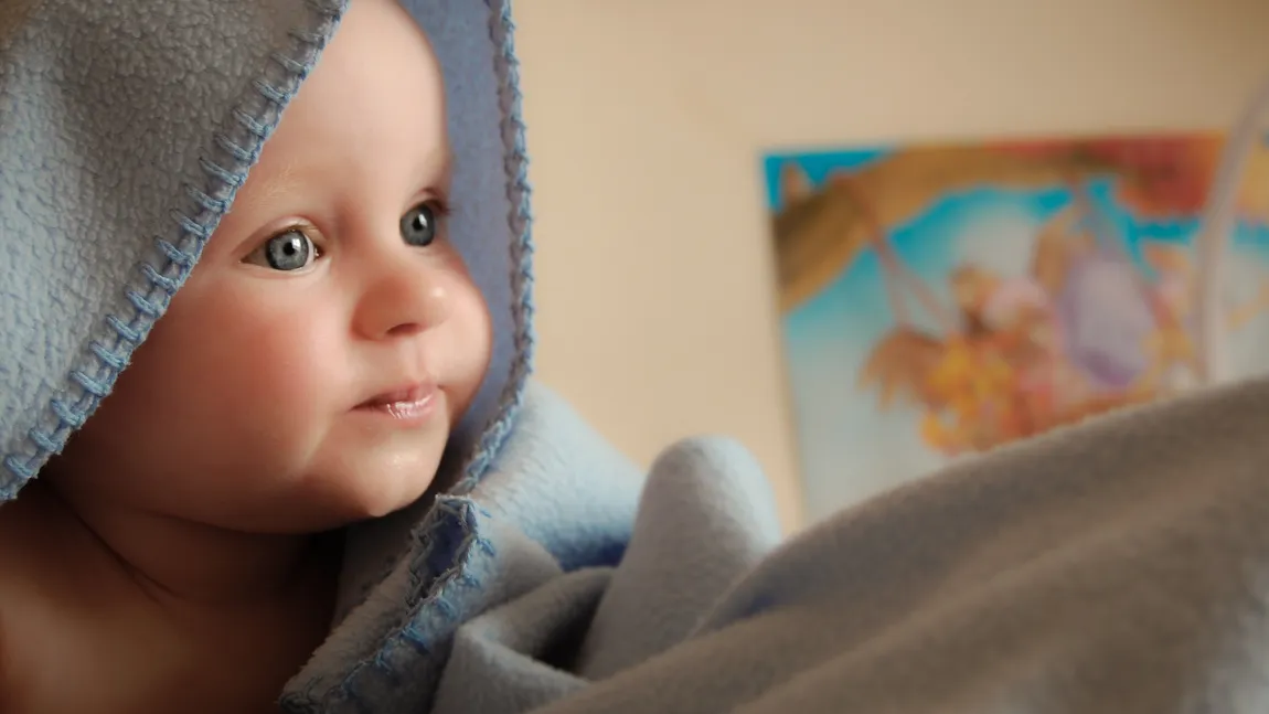 Coji în cap la bebeluş. Ce este şi cum se tratează dermatita seboreică infantilă