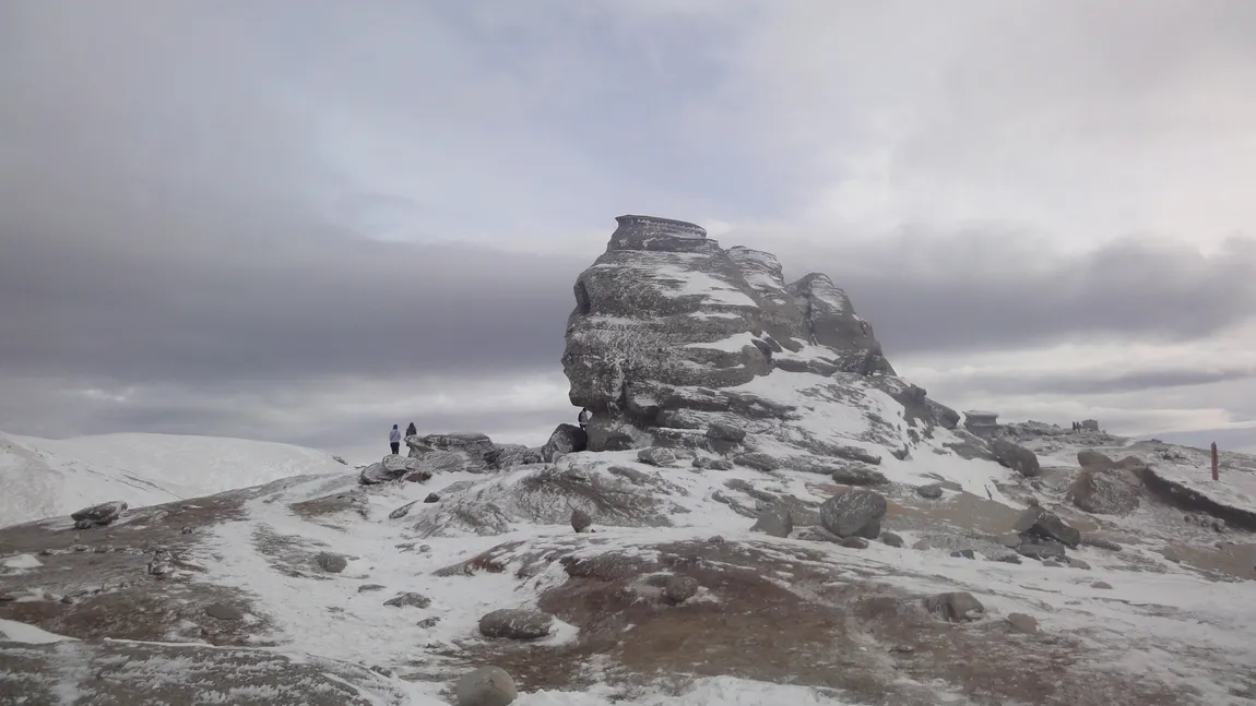 Blocaţi pe munte de Ziua Sfinxului. Cinci turişti, între care şi un copil, n-au mai putut coborî din Bucegi