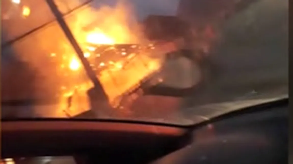 Incendiu la o casă din judeţul Mureş. Nimeni nu a fost rănit, dar proprietarii au rămas fără acoperiş în prag de iarnă