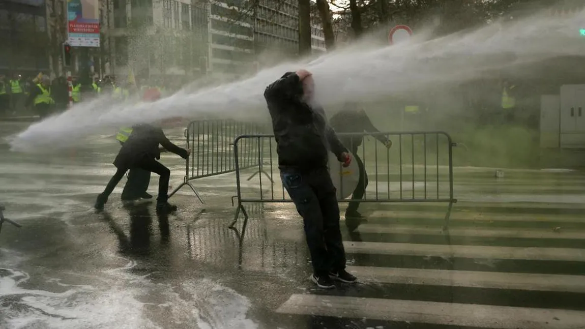 Violenţe la Bruxelles: Poliţia a intervenit cu gaze lacrimogene şi tunuri cu apă împotriva manifestaţiei ''vestelor galbene''