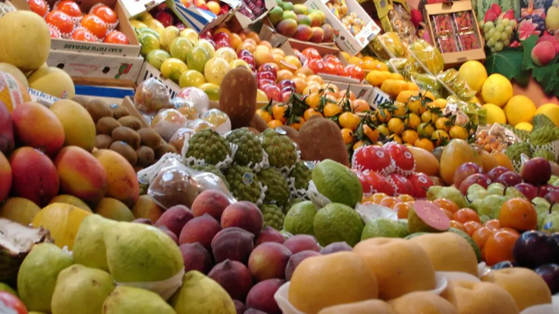 Atenţie la fructele din comerţ. Eticheta îţi arată dacă au fost stropite cu pesticid